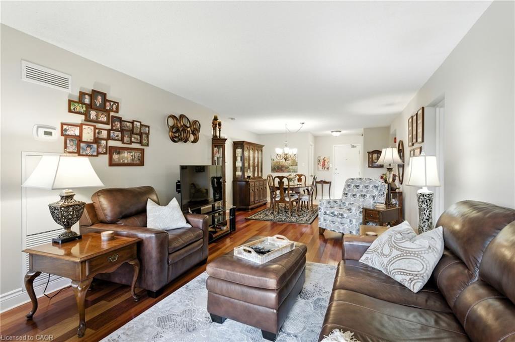 208-1201 North Shore Boulevard E, Burlington, ON - Indoor Photo Showing Living Room