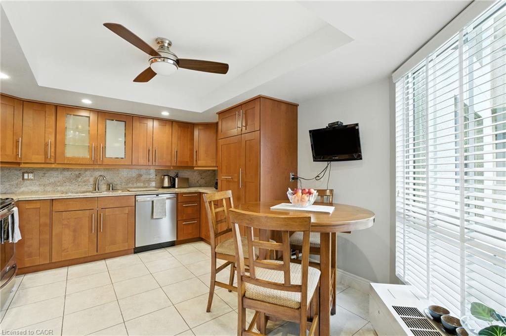 208-1201 North Shore Boulevard E, Burlington, ON - Indoor