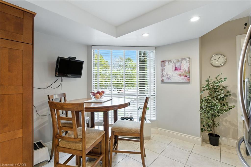 208-1201 North Shore Boulevard E, Burlington, ON - Indoor Photo Showing Dining Room