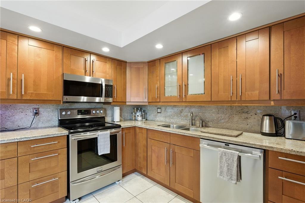 208-1201 North Shore Boulevard E, Burlington, ON - Indoor Photo Showing Kitchen With Double Sink