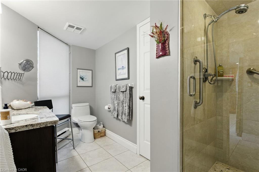 208-1201 North Shore Boulevard E, Burlington, ON - Indoor Photo Showing Bathroom