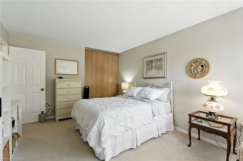 208-1201 North Shore Boulevard E, Burlington, ON - Indoor Photo Showing Bedroom