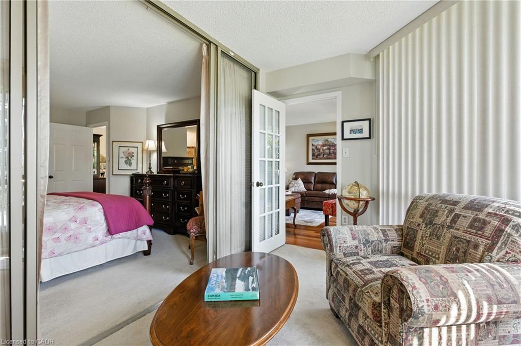 208-1201 North Shore Boulevard E, Burlington, ON - Indoor Photo Showing Bedroom