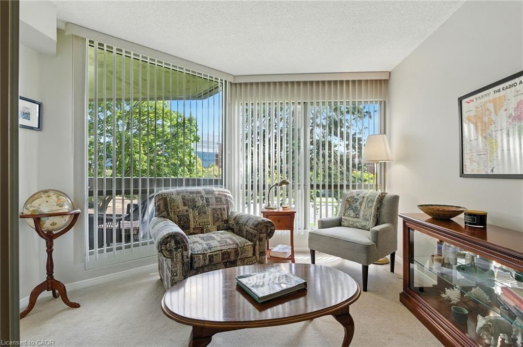 208-1201 North Shore Boulevard E, Burlington, ON - Indoor Photo Showing Living Room