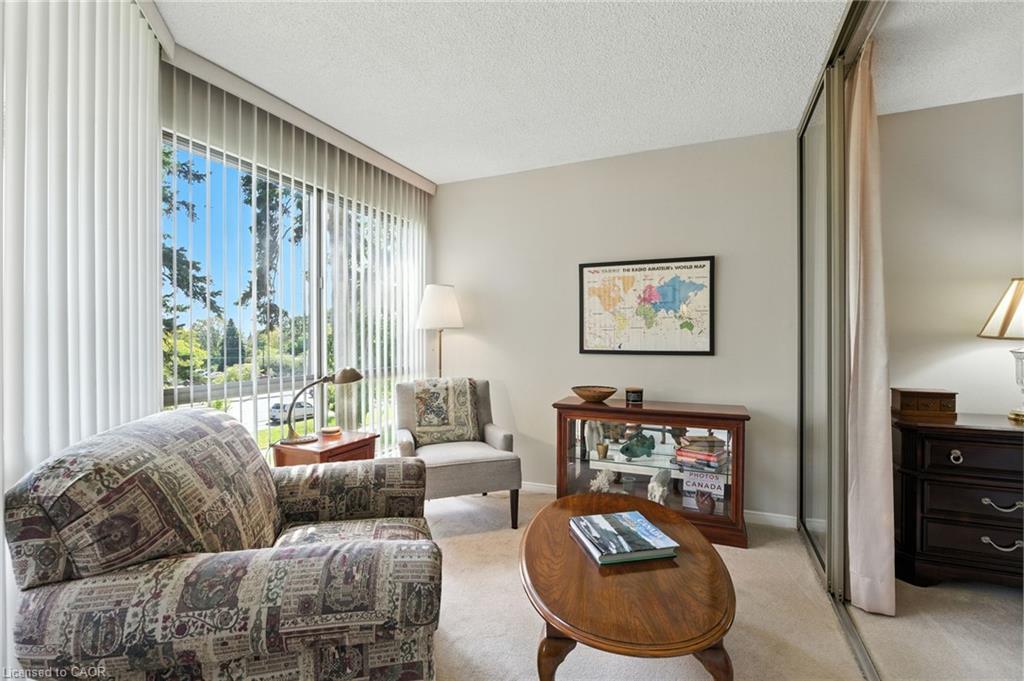 208-1201 North Shore Boulevard E, Burlington, ON - Indoor Photo Showing Living Room