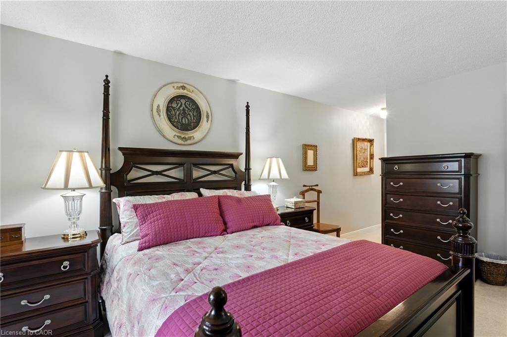 208-1201 North Shore Boulevard E, Burlington, ON - Indoor Photo Showing Bedroom
