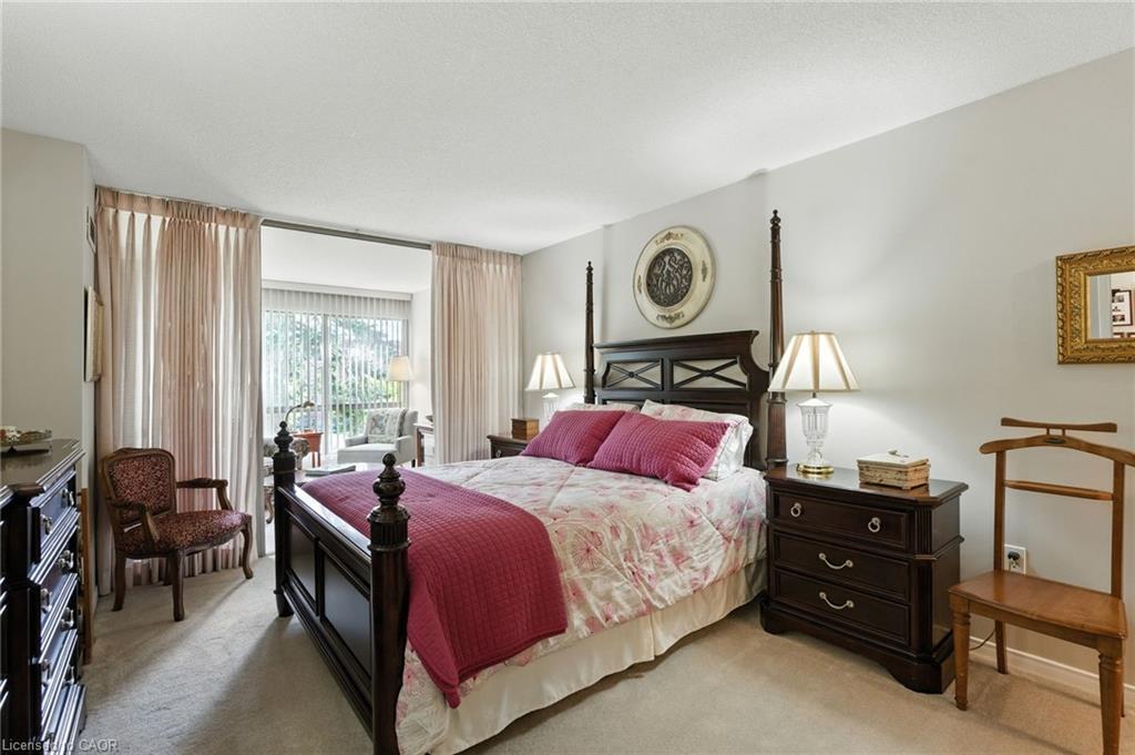 208-1201 North Shore Boulevard E, Burlington, ON - Indoor Photo Showing Bedroom