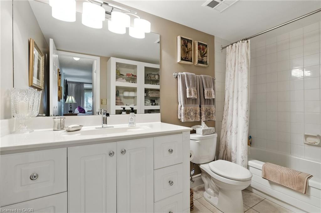 208-1201 North Shore Boulevard E, Burlington, ON - Indoor Photo Showing Bathroom