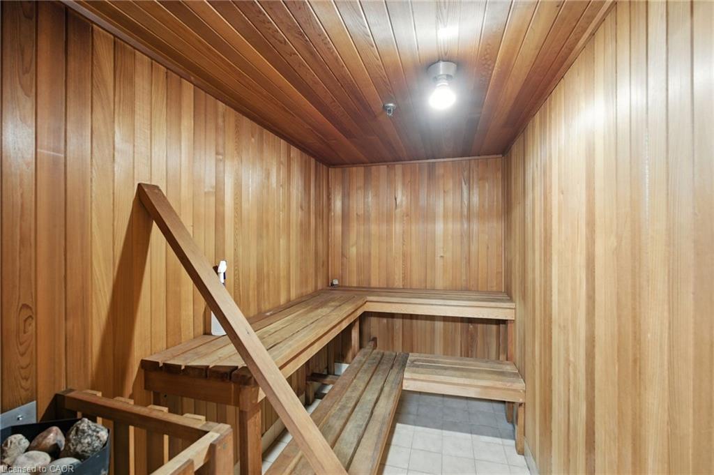 208-1201 North Shore Boulevard E, Burlington, ON - Indoor Photo Showing Other Room