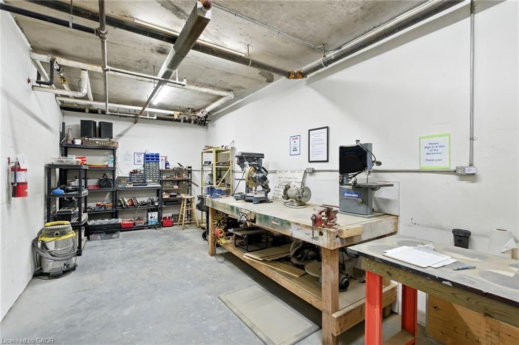 208-1201 North Shore Boulevard E, Burlington, ON - Indoor Photo Showing Garage