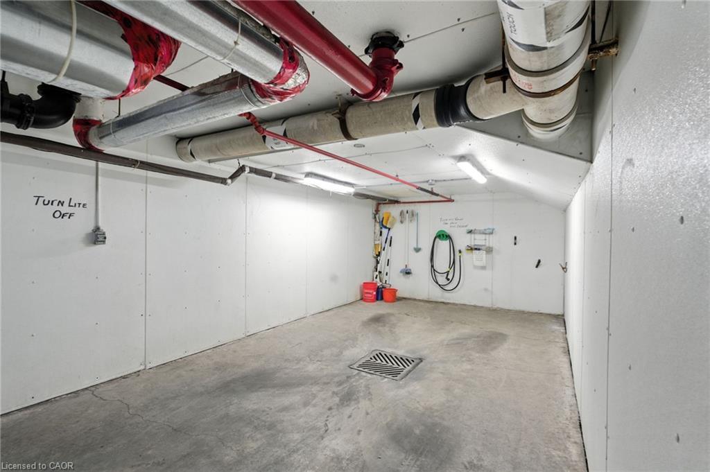 208-1201 North Shore Boulevard E, Burlington, ON - Indoor Photo Showing Garage