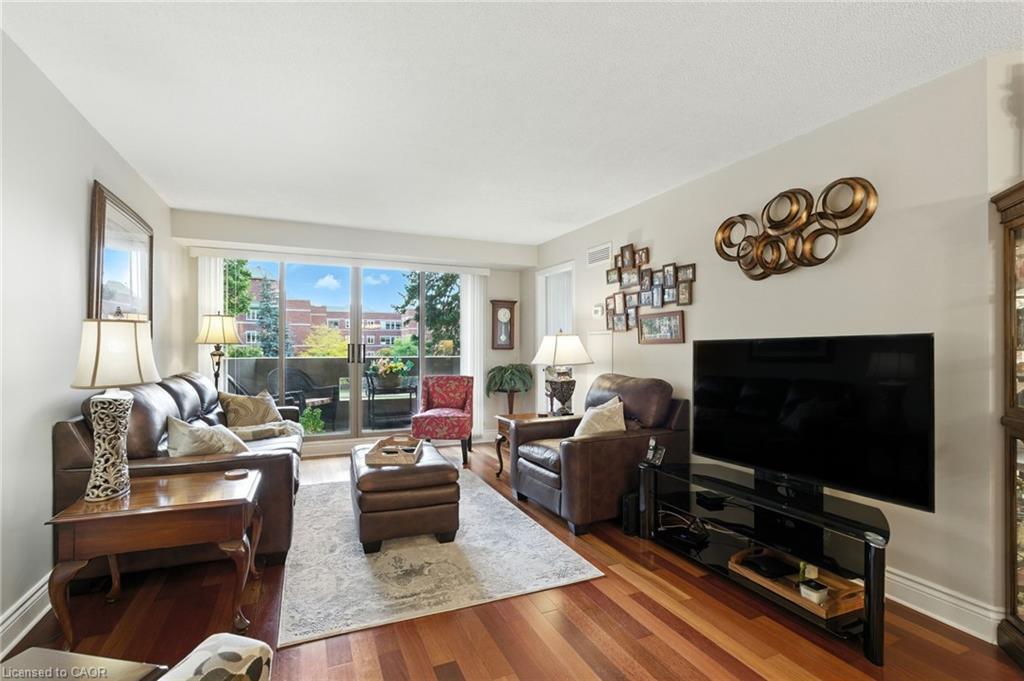 208-1201 North Shore Boulevard E, Burlington, ON - Indoor Photo Showing Living Room