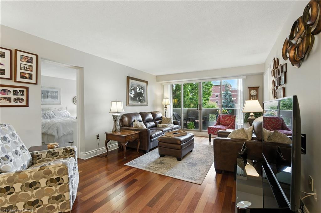 208-1201 North Shore Boulevard E, Burlington, ON - Indoor Photo Showing Living Room