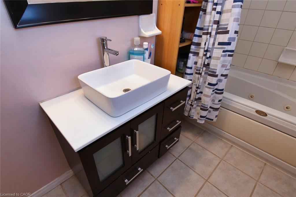 53 Seventh Avenue, Brantford, ON - Indoor Photo Showing Bathroom