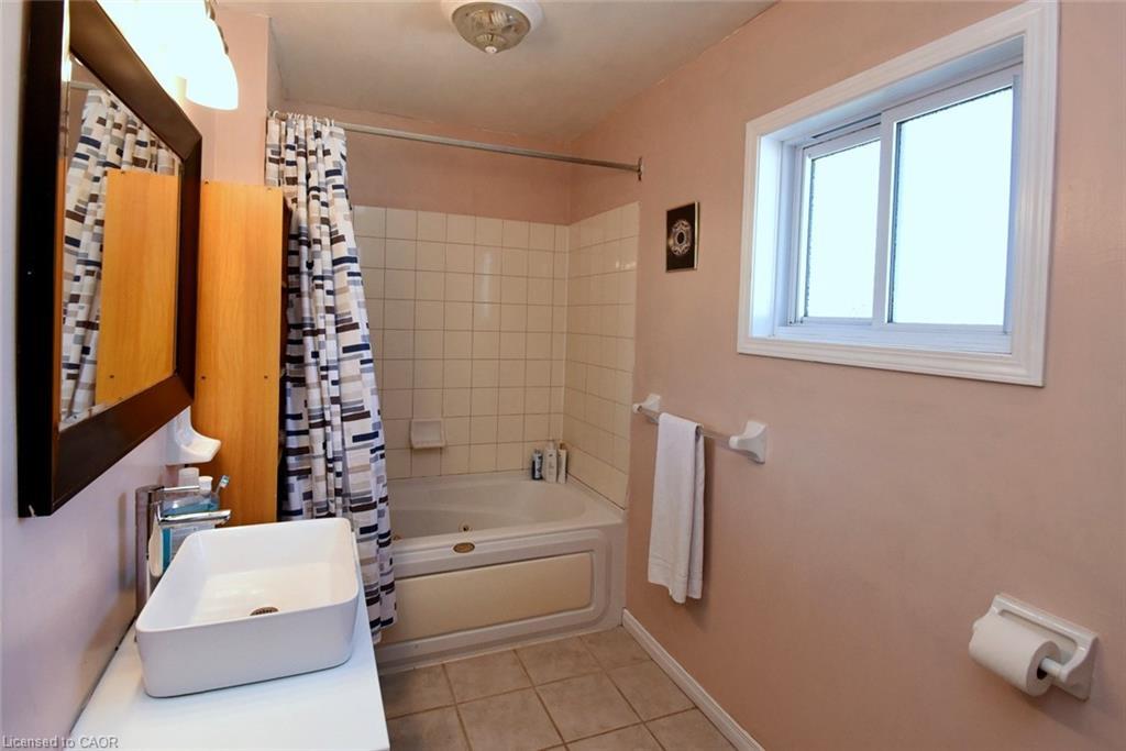 53 Seventh Avenue, Brantford, ON - Indoor Photo Showing Bathroom