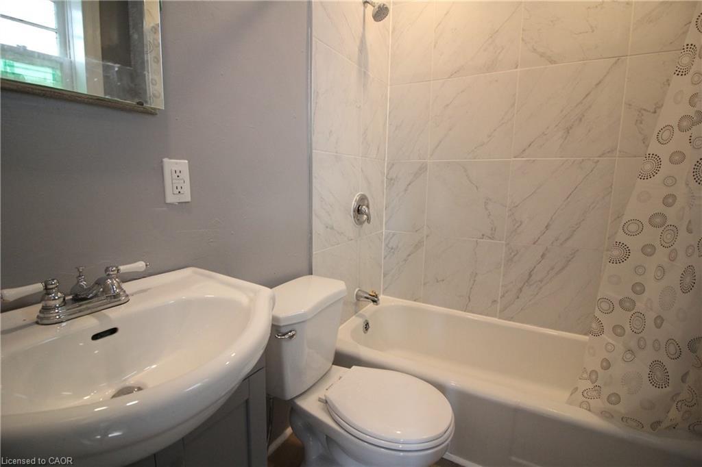 2-227 James Street N, Hamilton, ON - Indoor Photo Showing Bathroom