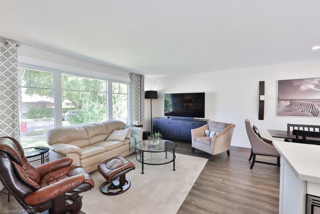 1404 Lewisham Drive, Mississauga, ON - Indoor Photo Showing Living Room