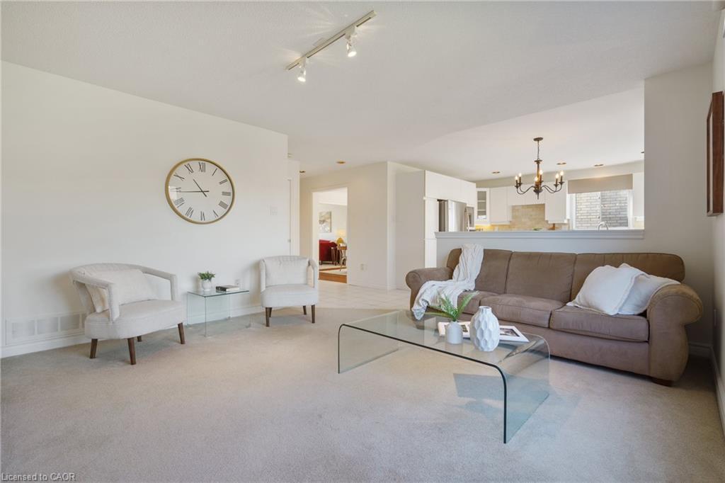 43 Glenayr Street, Hamilton, ON - Indoor Photo Showing Living Room