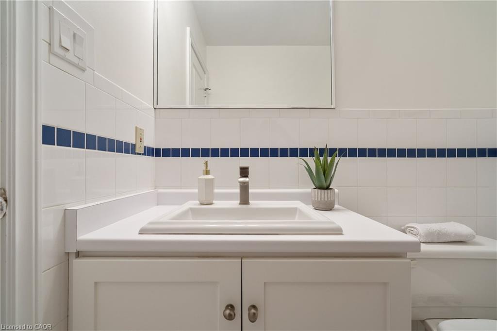 43 Glenayr Street, Hamilton, ON - Indoor Photo Showing Bathroom