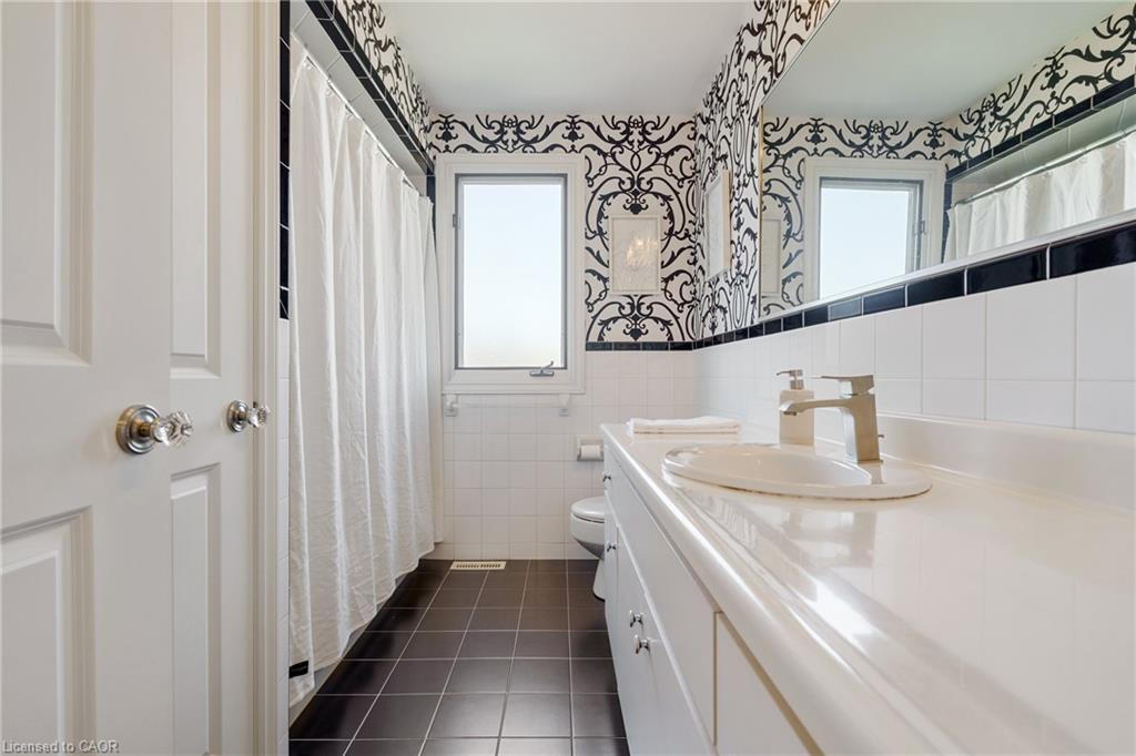 43 Glenayr Street, Hamilton, ON - Indoor Photo Showing Bathroom