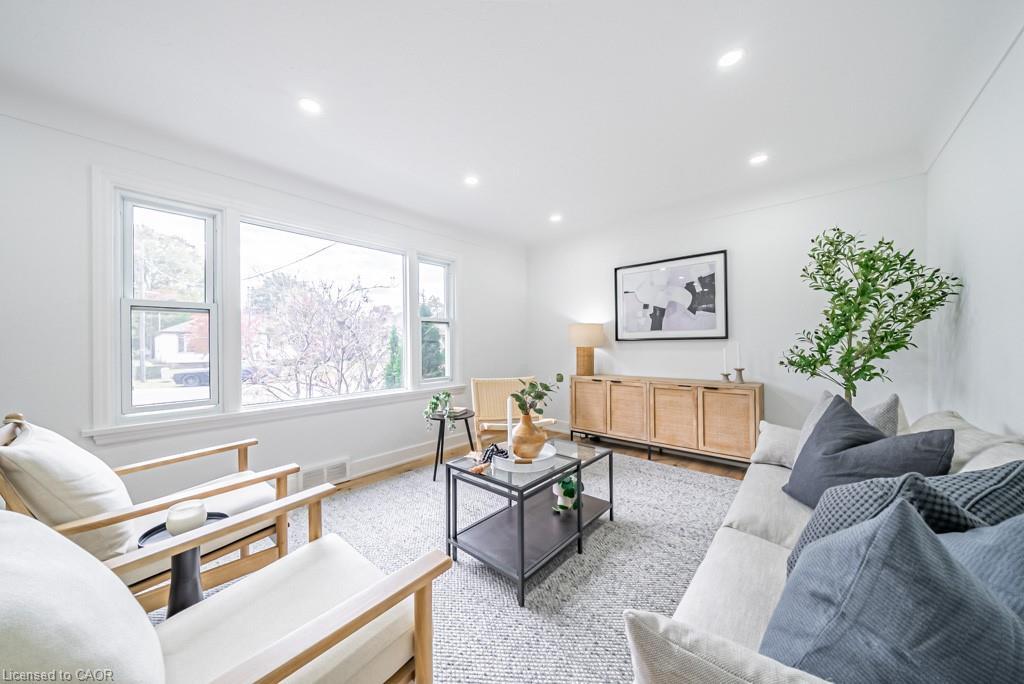 A-14 Woodbine Avenue, St. Catharines, ON - Indoor Photo Showing Living Room
