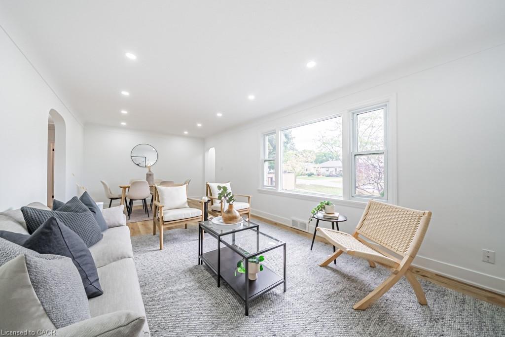 A-14 Woodbine Avenue, St. Catharines, ON - Indoor Photo Showing Living Room