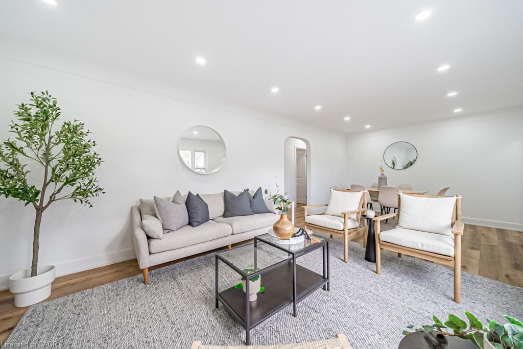 A-14 Woodbine Avenue, St. Catharines, ON - Indoor Photo Showing Living Room