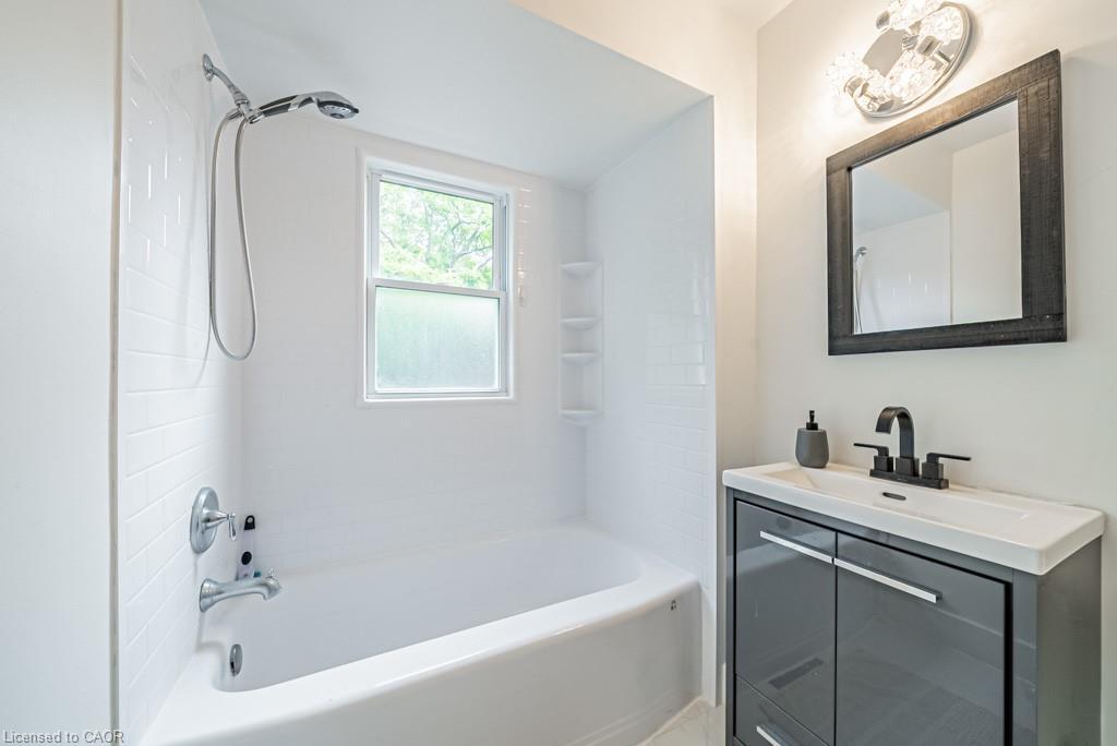 A-14 Woodbine Avenue, St. Catharines, ON - Indoor Photo Showing Bathroom