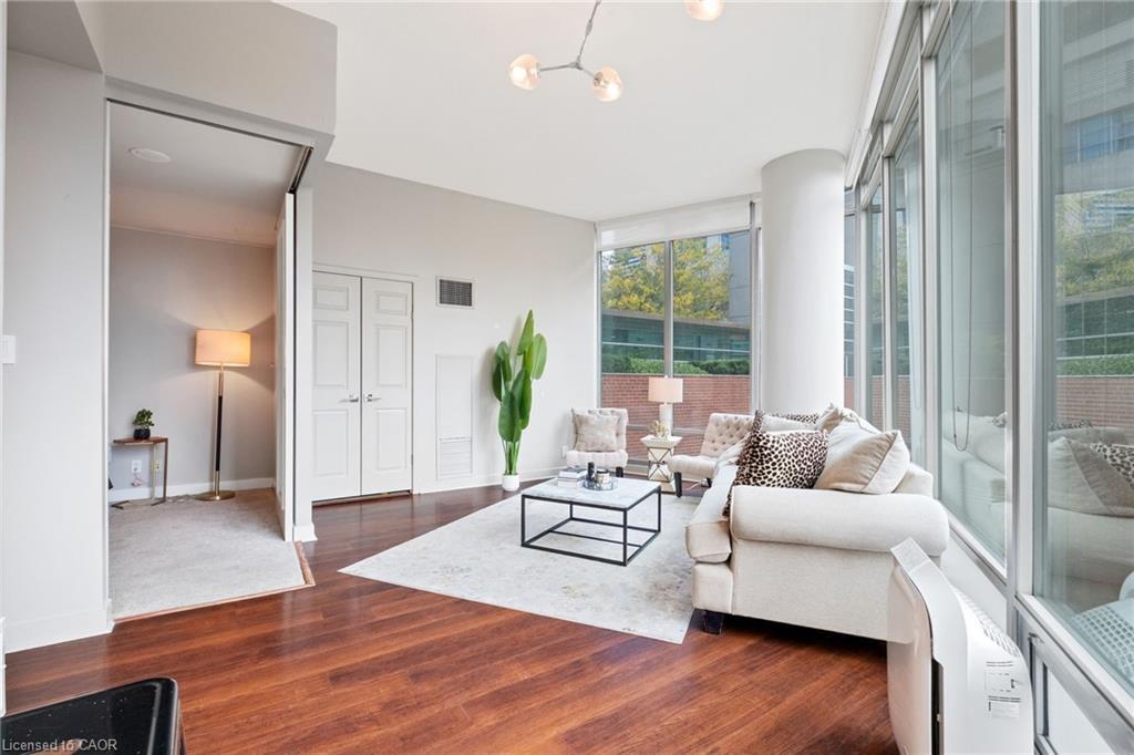 201-81 Navy Wharf Court, Toronto, ON - Indoor Photo Showing Living Room