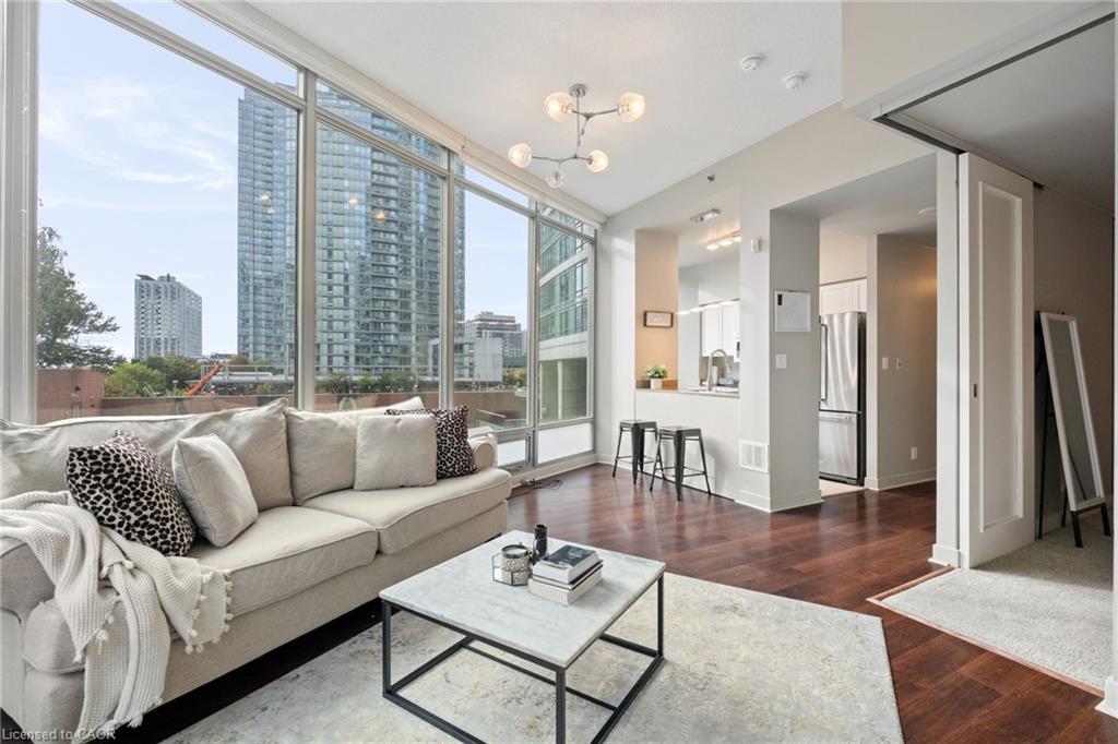 201-81 Navy Wharf Court, Toronto, ON - Indoor Photo Showing Living Room
