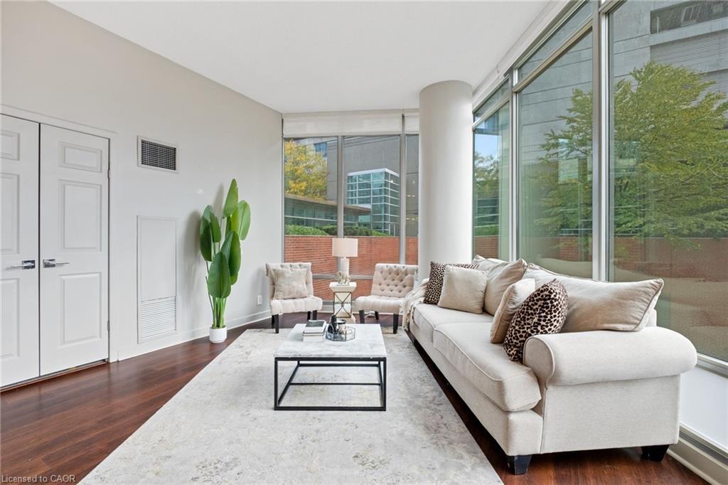 201-81 Navy Wharf Court, Toronto, ON - Indoor Photo Showing Living Room