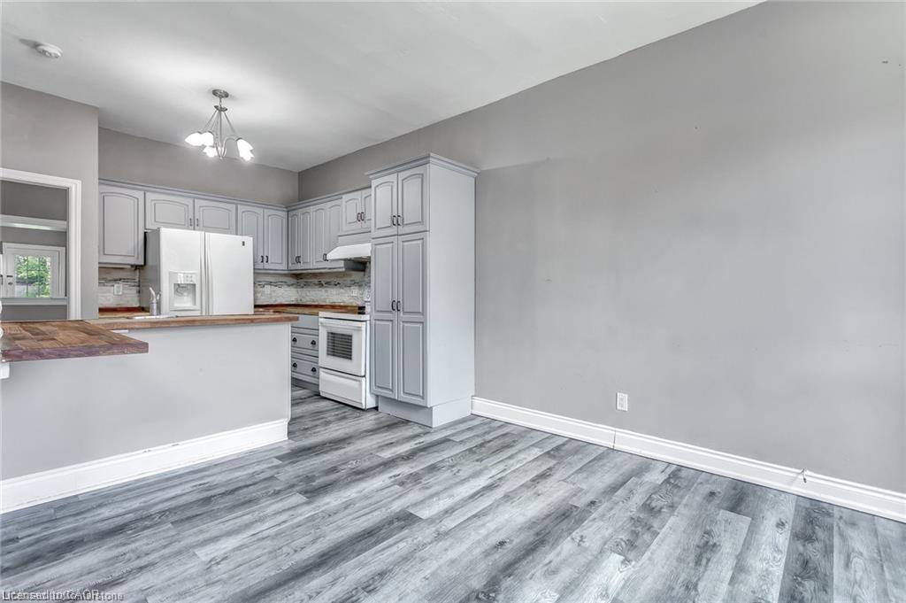 26 Madison Avenue, Hamilton, ON - Indoor Photo Showing Kitchen