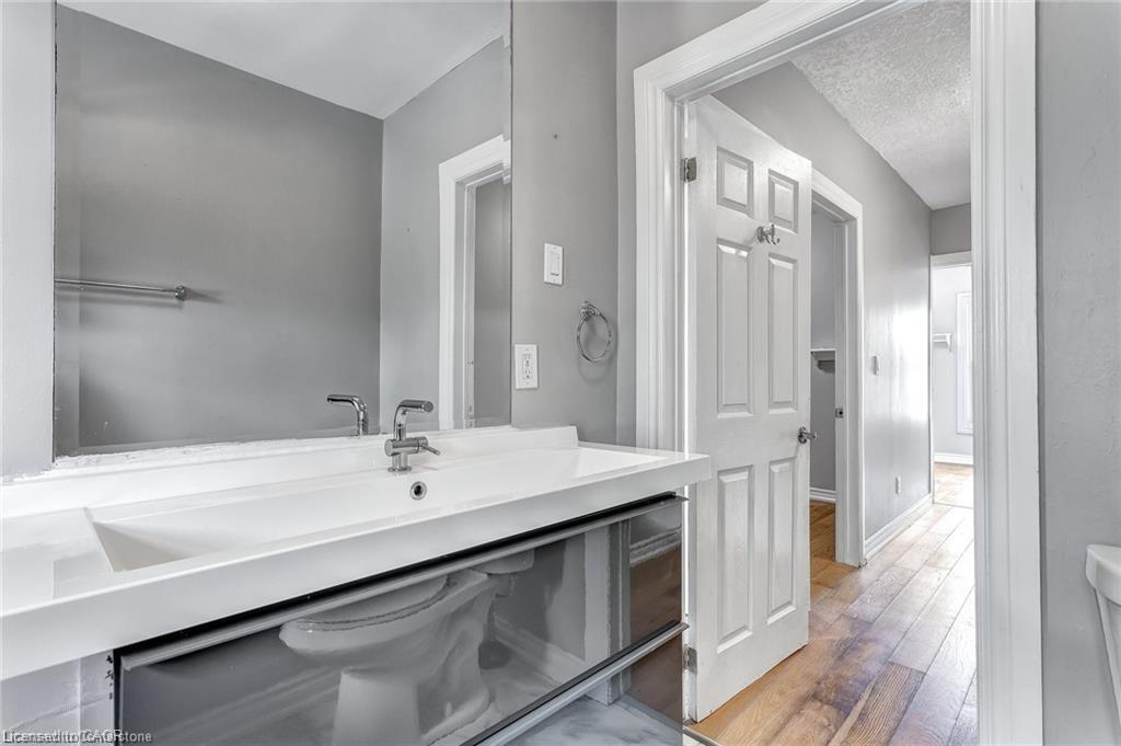 26 Madison Avenue, Hamilton, ON - Indoor Photo Showing Bathroom