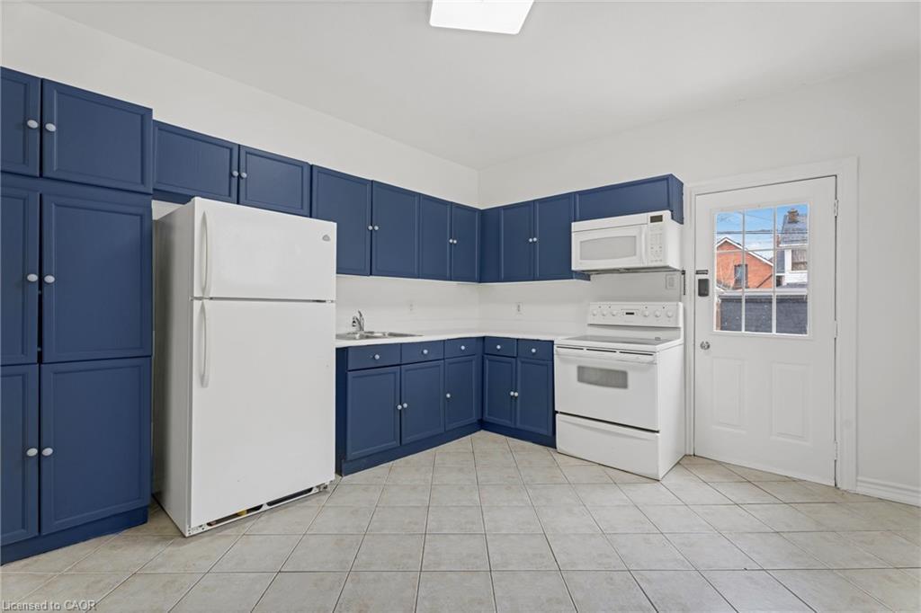26 Madison Avenue, Hamilton, ON - Indoor Photo Showing Kitchen