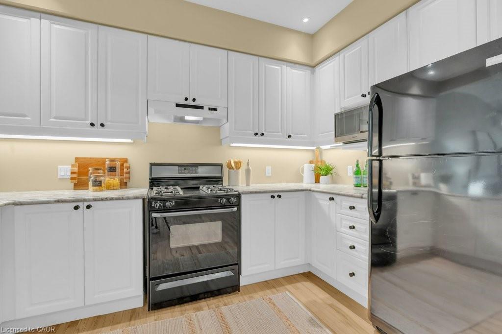 589 Winterburg Walk, Waterloo, ON - Indoor Photo Showing Kitchen