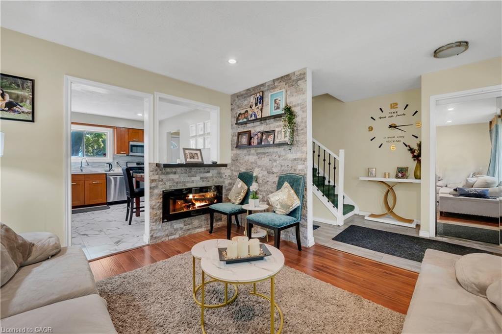18 Riverdale Drive, Hamilton, ON - Indoor Photo Showing Living Room With Fireplace