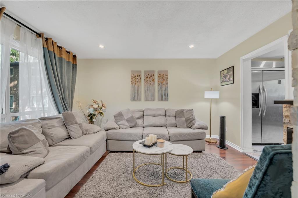 18 Riverdale Drive, Hamilton, ON - Indoor Photo Showing Living Room