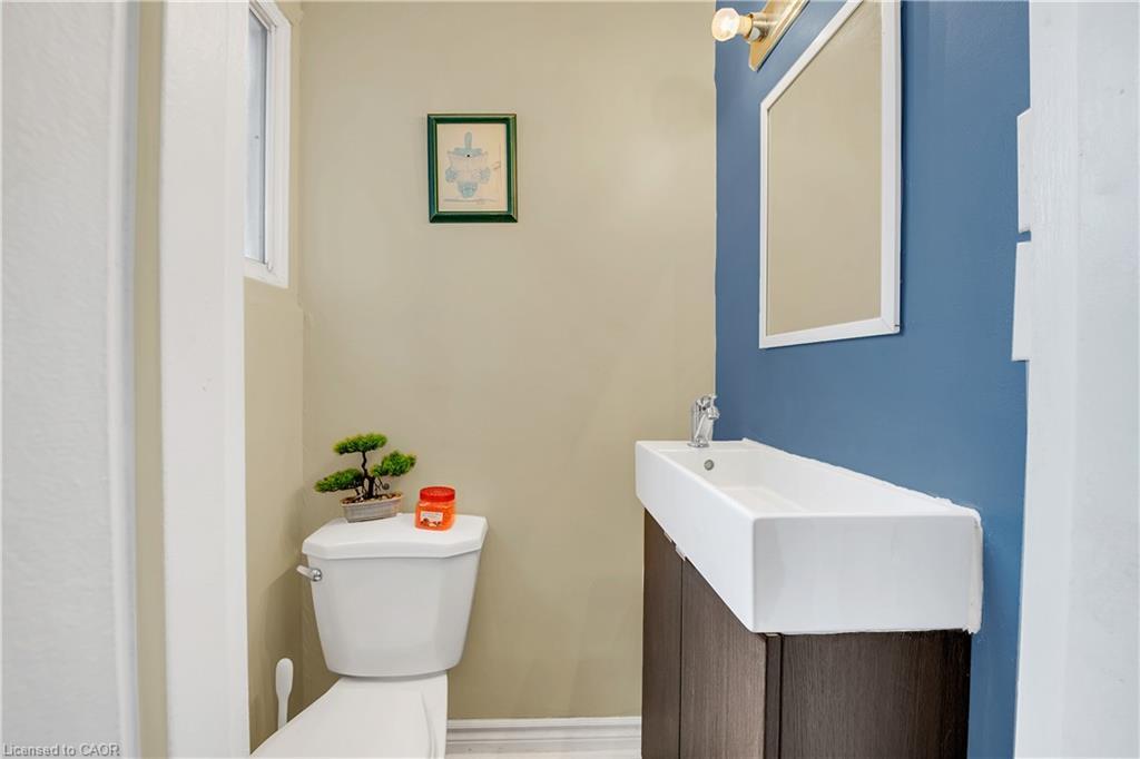 18 Riverdale Drive, Hamilton, ON - Indoor Photo Showing Bathroom