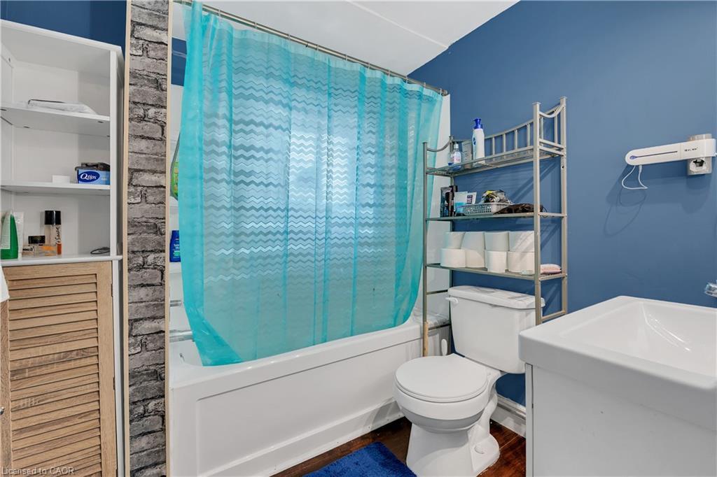 18 Riverdale Drive, Hamilton, ON - Indoor Photo Showing Bathroom