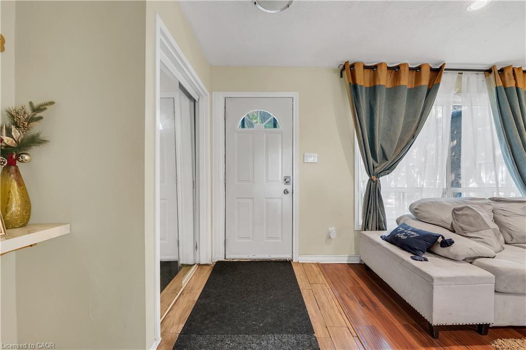 18 Riverdale Drive, Hamilton, ON - Indoor Photo Showing Other Room