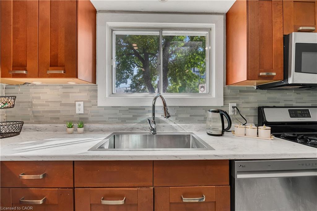 18 Riverdale Drive, Hamilton, ON - Indoor Photo Showing Kitchen