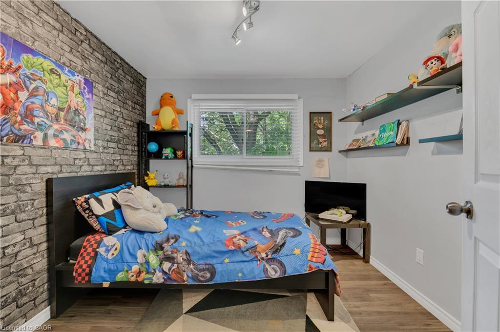 18 Riverdale Drive, Hamilton, ON - Indoor Photo Showing Bedroom