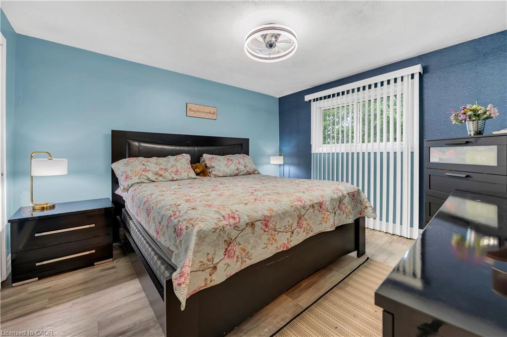 18 Riverdale Drive, Hamilton, ON - Indoor Photo Showing Bedroom