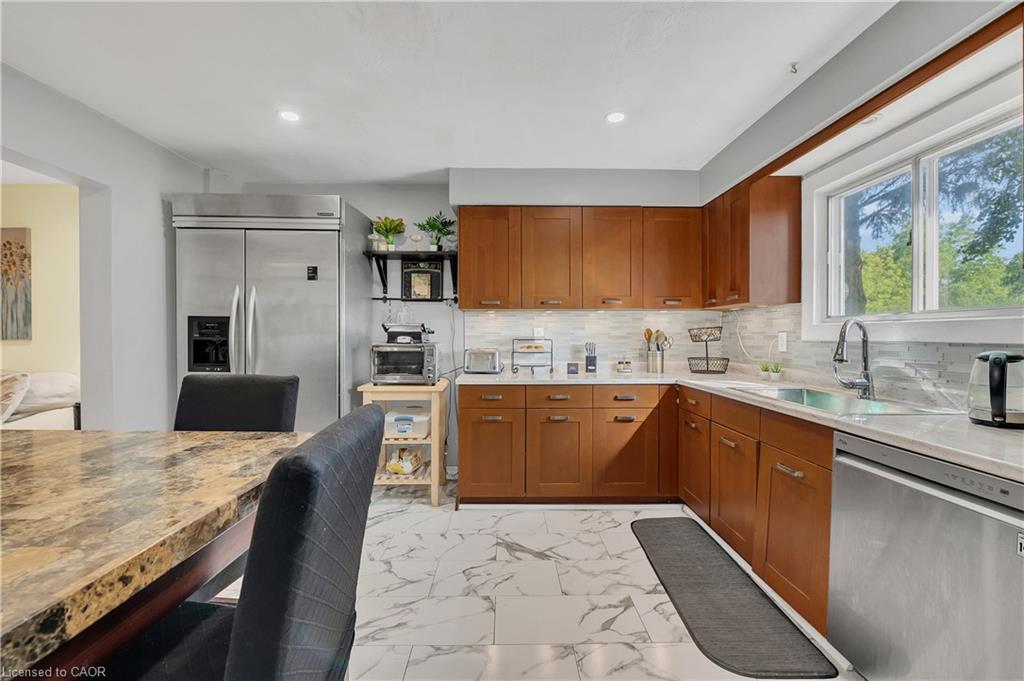 18 Riverdale Drive, Hamilton, ON - Indoor Photo Showing Other Room