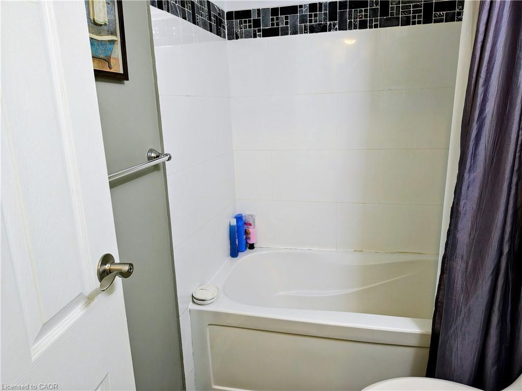 103-81 Charlton Avenue E, Hamilton, ON - Indoor Photo Showing Bathroom