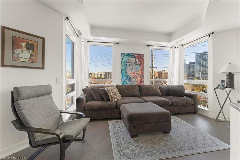 523-8888 Yonge Street, Richmond Hill, ON - Indoor Photo Showing Living Room