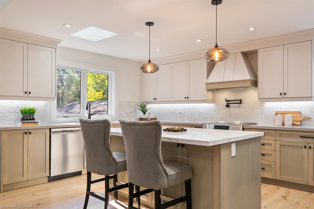 2282 Fairleigh Place, Burlington, ON - Indoor Photo Showing Kitchen With Upgraded Kitchen