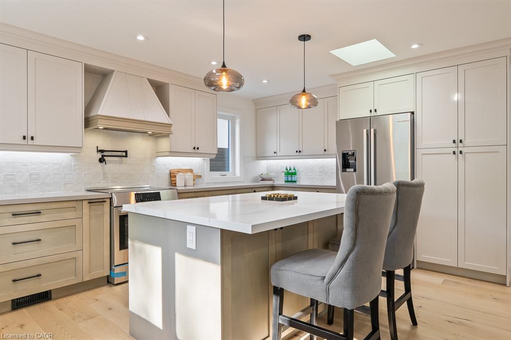 2282 Fairleigh Place, Burlington, ON - Indoor Photo Showing Kitchen With Upgraded Kitchen