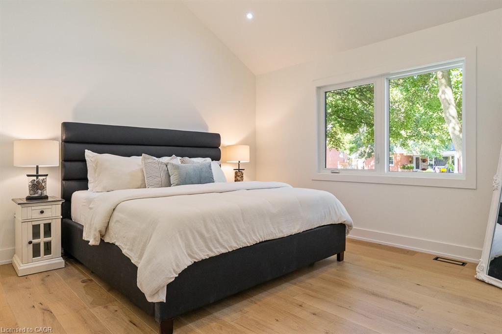 2282 Fairleigh Place, Burlington, ON - Indoor Photo Showing Bedroom