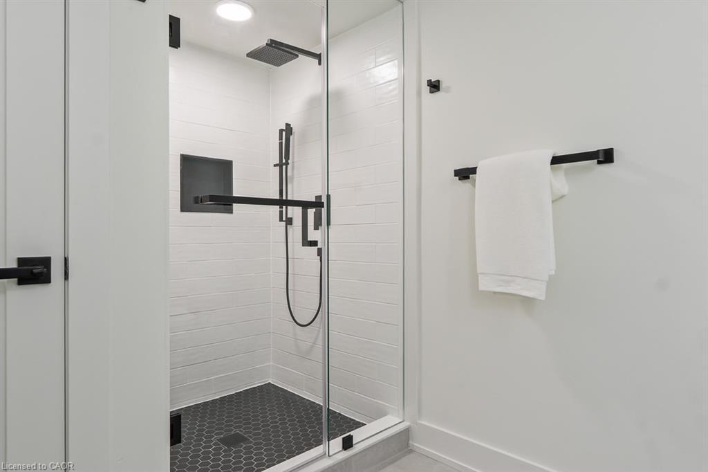 2282 Fairleigh Place, Burlington, ON - Indoor Photo Showing Bathroom